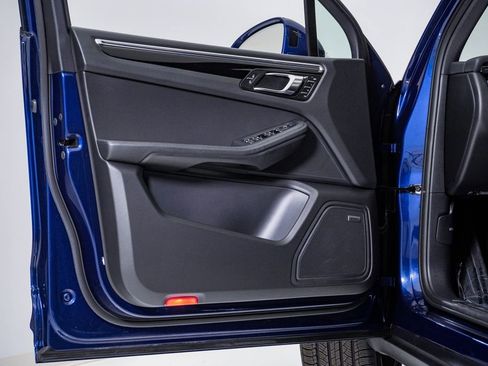 Certified 2025 Porsche Macan image 25