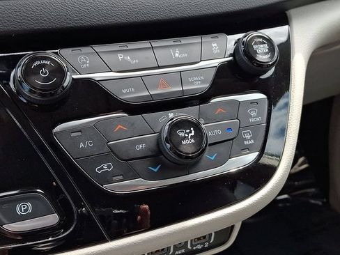 Used 2024 Chrysler Pacifica Touring-L FWD image 15