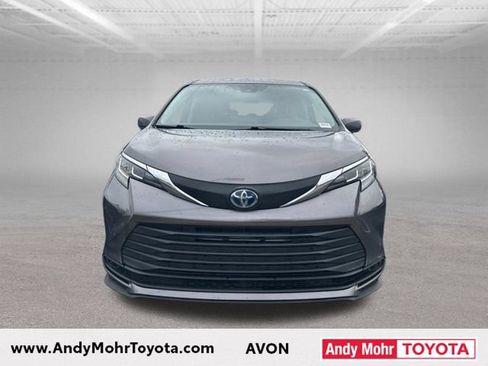 Used 2021 Toyota Sienna LE w/ LE Plus Package FWD image 2