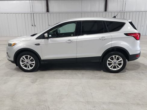 Used 2019 Ford Escape SE image 2