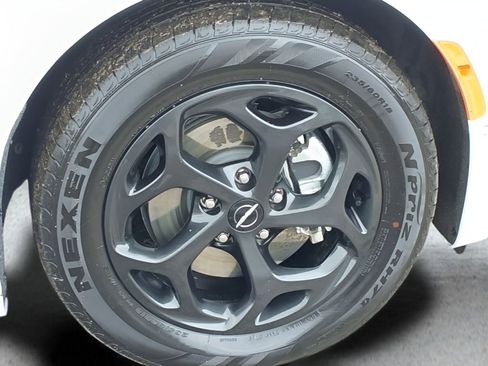 Used 2024 Chrysler Pacifica Premium image 28