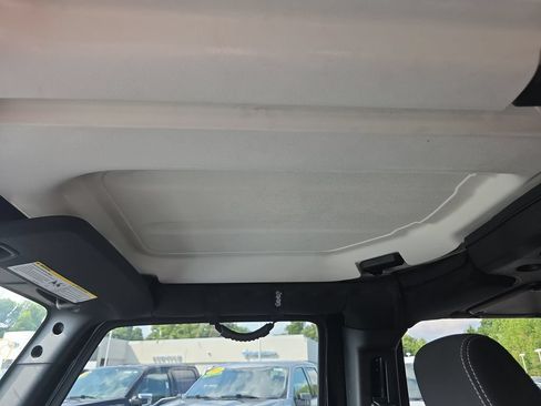Used 2015 Jeep Wrangler Unlimited Rubicon w/ Dual Top Group AWD/4WD image 30