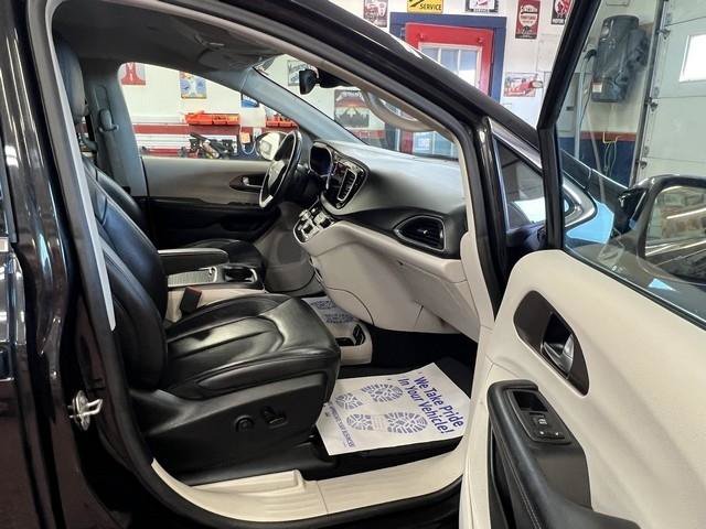 Used 2017 Chrysler Pacifica Touring-L Plus w/ Advanced Safetytec Group FWD image 10