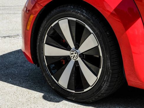 Used 2013 Volkswagen Beetle 2.0T FWD image 39