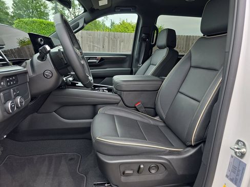 Used 2025 Chevrolet Suburban Premier RWD image 10