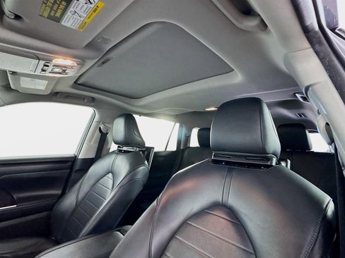 Used 2020 Toyota Highlander XLE AWD/4WD image 14