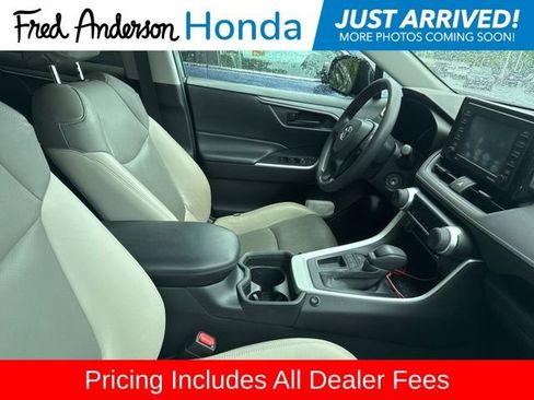 Used 2021 Toyota RAV4 LE FWD image 4