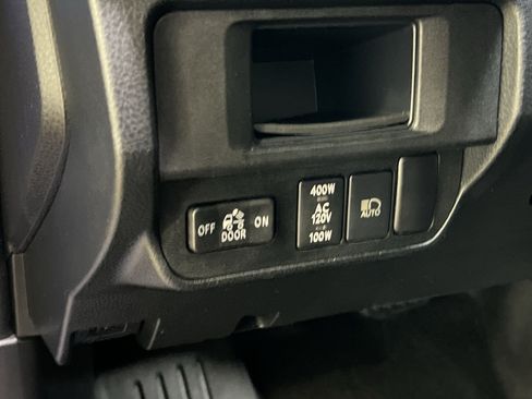 Used 2018 Toyota Tacoma TRD Sport w/ Technology Package AWD/4WD image 32