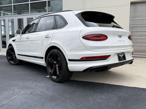 Used 2025 Bentley Bentayga V8 image 3