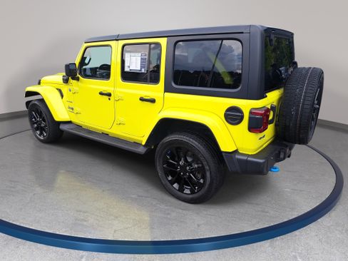 Used 2022 Jeep Wrangler Unlimited Sahara w/ Cold Weather Group AWD/4WD image 7