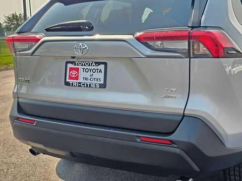 Used 2022 Toyota RAV4 LE AWD/4WD image 13