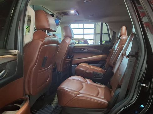 Used 2019 Cadillac Escalade Luxury w/ Escalade Sport Edition image 17