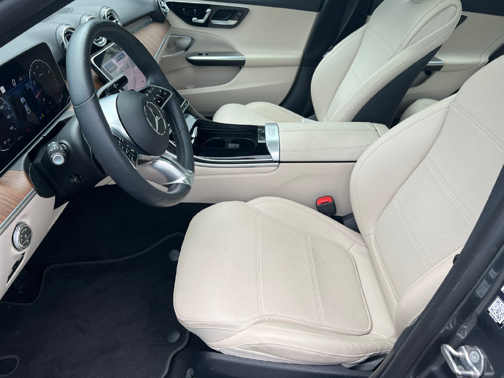 Used 2023 Mercedes-Benz C 300 Sedan w/ Exclusive Trim Package image 4