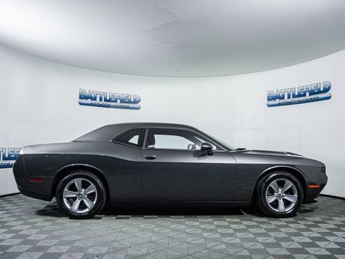 Used 2015 Dodge Challenger SXT image 10