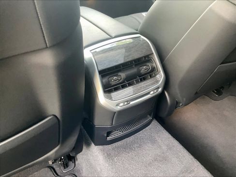 Used 2023 BMW 740i image 31