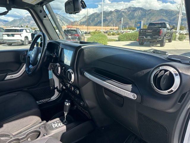 Used 2016 Jeep Wrangler Unlimited Sahara w/ Connectivity Group AWD/4WD image 32
