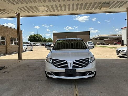 Used 2019 Lincoln MKT AWD image 2