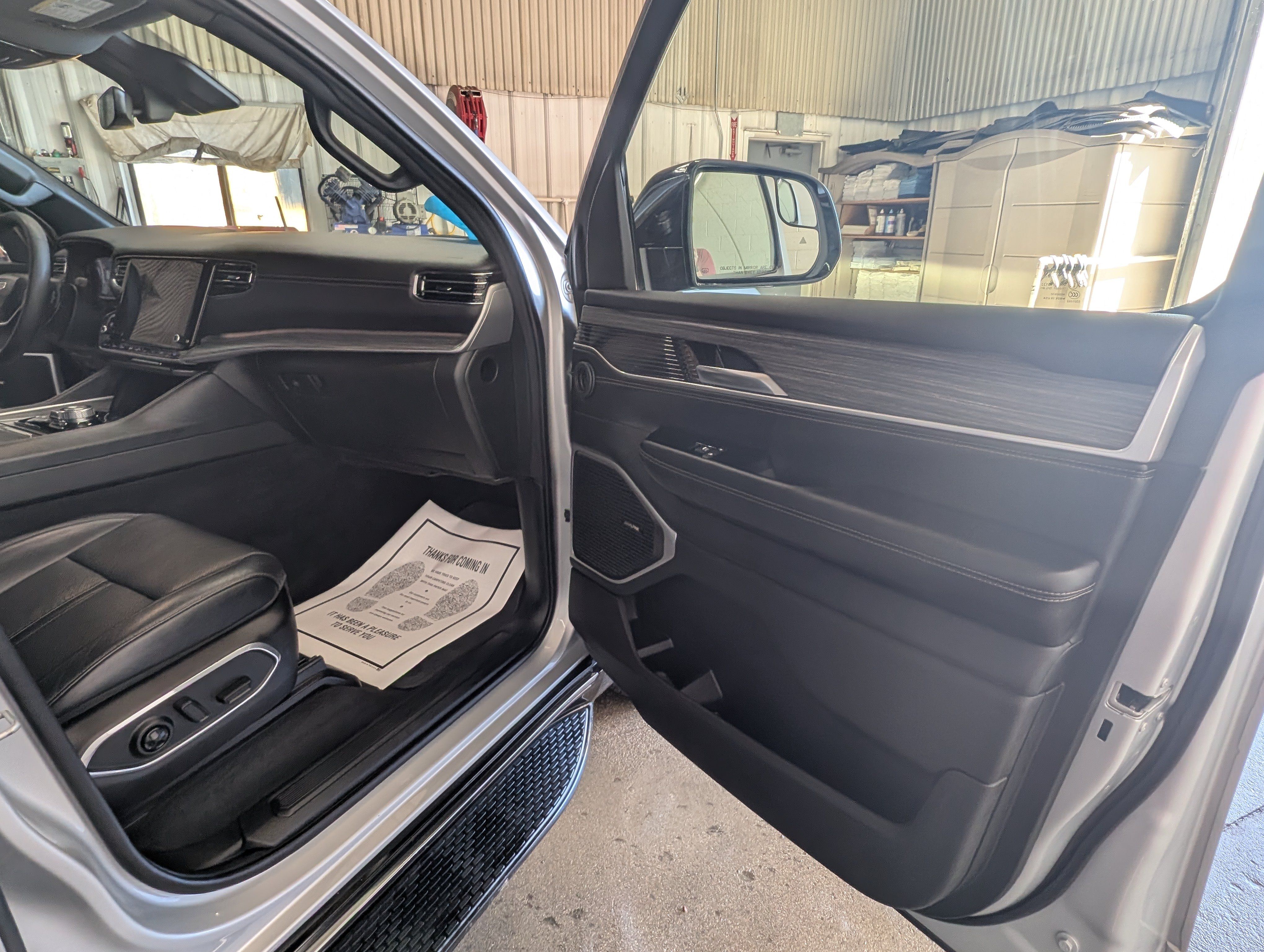 Used 2024 Jeep Wagoneer L Series II w/ Flexible Seating Group AWD/4WD image 5