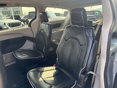 Used 2024 Chrysler Pacifica Limited image 19