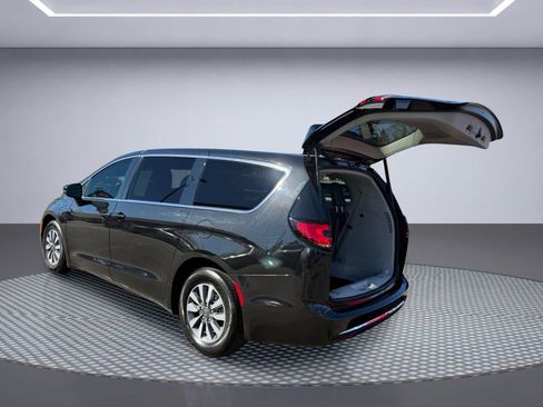 Used 2023 Chrysler Pacifica Touring-L FWD image 9