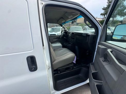 Used 2017 Chevrolet Express 3500 Extended image 27