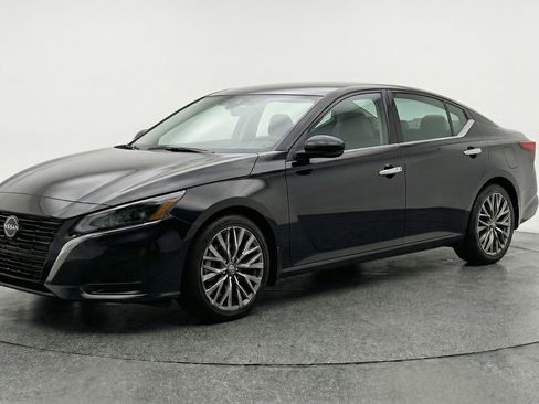 Used 2025 Nissan Altima 2.5 SV image 3