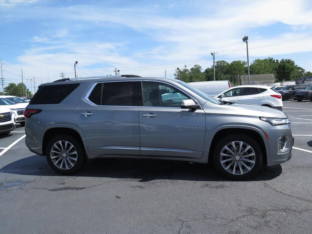 Used 2023 Chevrolet Traverse Premier FWD image 2