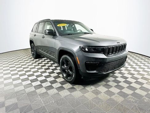 Certified 2025 Jeep Grand Cherokee Limited w/ Luxury Tech Group II image 2