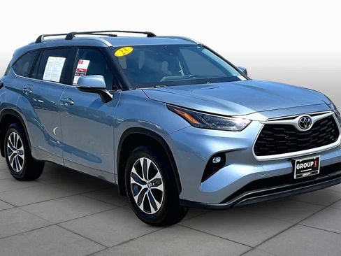 Used 2023 Toyota Highlander XLE AWD/4WD image 2