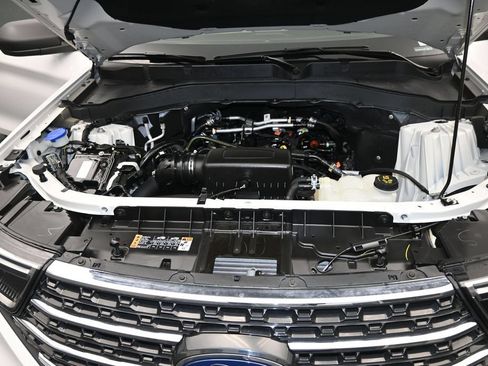 Used 2022 Ford Explorer XLT w/ Equipment Group 202A AWD/4WD image 37