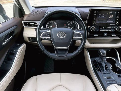 Certified 2022 Toyota Highlander XLE image 6