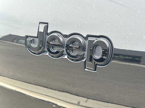 Used 2023 Jeep Grand Cherokee L Laredo AWD/4WD image 11