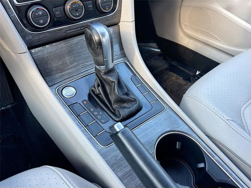 Used 2018 Volkswagen Passat 2.0T SE image 17