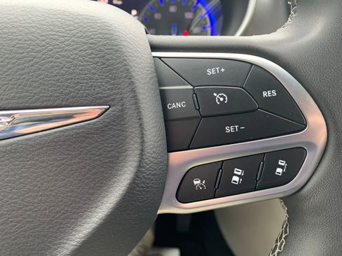 Used 2024 Chrysler Pacifica Touring-L image 17