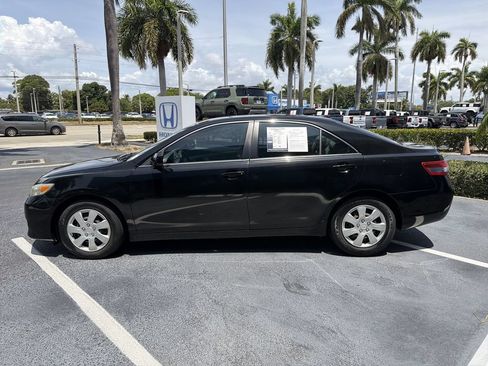 Used 2010 Toyota Camry LE FWD image 5