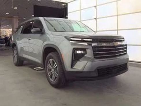 Used 2024 Chevrolet Traverse LT image 3