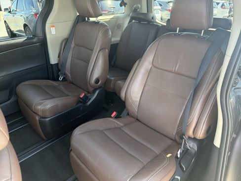 Used 2017 Toyota Sienna Limited FWD image 25