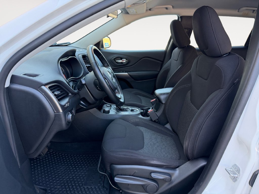 Used 2020 Jeep Cherokee Latitude w/ Cold Weather Group AWD/4WD image 14