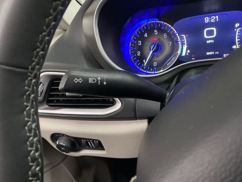 Used 2024 Chrysler Pacifica Touring-L image 23