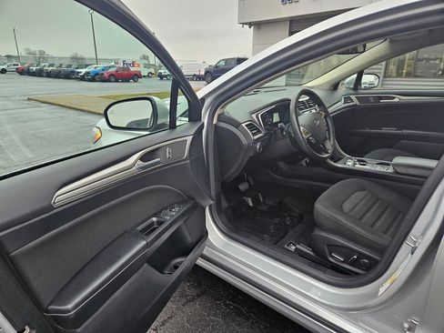 Used 2019 Ford Fusion SE image 12