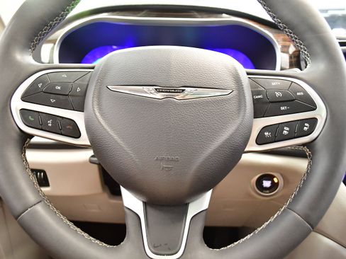 Used 2024 Chrysler Pacifica Limited FWD image 24