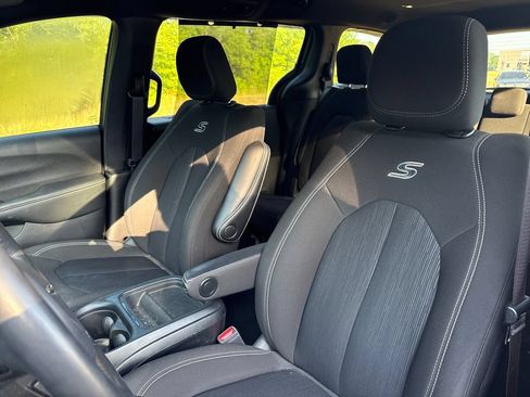 Used 2021 Chrysler Pacifica Touring w/ Cold Weather Group AWD/4WD image 8