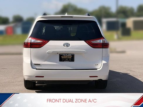 Used 2019 Toyota Sienna LE FWD image 3