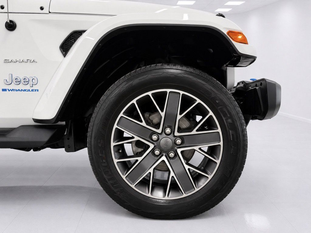 Used 2023 Jeep Wrangler Unlimited Sahara w/ Cold Weather Group AWD/4WD image 7