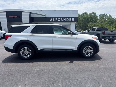 Used 2023 Ford Explorer XLT w/ Equipment Group 202A AWD/4WD image 2