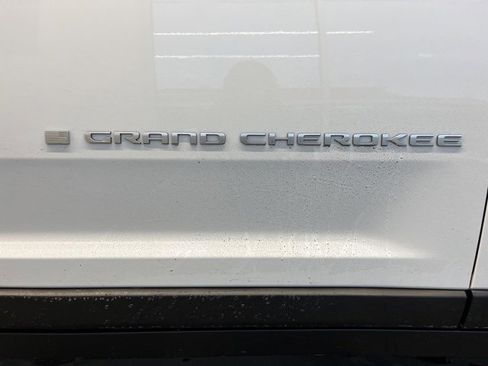Certified 2024 Jeep Grand Cherokee Laredo image 8