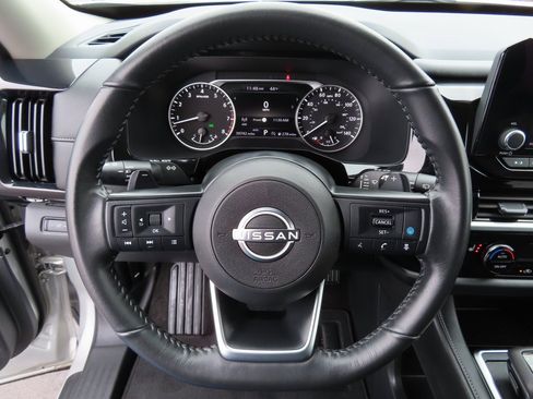 Used 2025 Nissan Pathfinder SV image 16