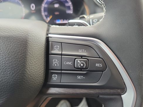 Used 2025 Jeep Grand Cherokee Limited RWD image 18