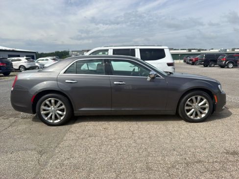 Used 2019 Chrysler 300 Limited AWD/4WD image 4