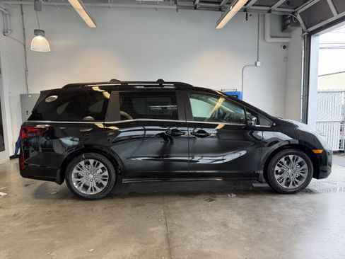 New 2026 Honda Odyssey Touring image 2